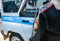 В дежурную часть Отдела МВД России по городу Копейску поступило сообщение от представителей одного из магазинов города о том, что неизвестный мужчина, угрожая предметом, похожим на оружие похитил из кассы 15 тысяч рублей