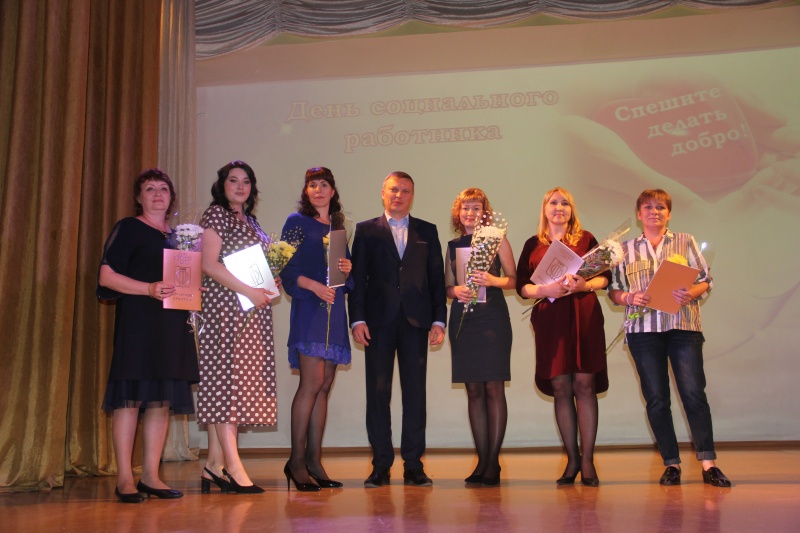 Глава Копейска Андрей Фалейчик поздравил социальных работников округа с профессиональным праздником