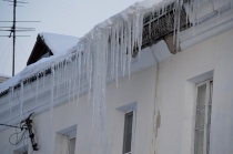 В Копейске ведутся работы по очистке кровли крыш от снега и наледи