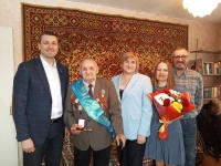 Глава Копейска вручила Знак и Ленту почетному гражданину