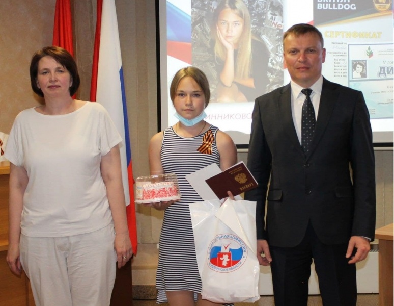 Глава Копейска Андрей Фалейчик вручил паспорта 22 юным копейчанам