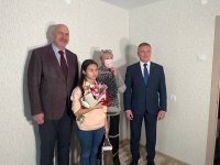 Заместитель Губернатора Челябинской области вручил копейским сиротам ключи от квартир