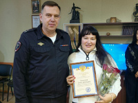В Копейске начальник ОМВД поблагодарил местную жительницу за содействие в предотвращении IT‑мошенничества