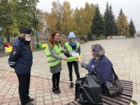 Сотрудники ОГИБДД г. Копейска совместно с отрядами юных инспекторов дорожного движения поздравили пожилых людей с праздником