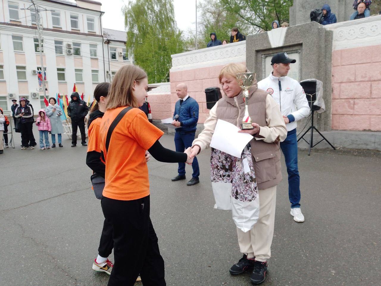 В Копейске прошли первомайские легкоатлетическая эстафета и велогонка |  01.05.2024 | Копейск - БезФормата