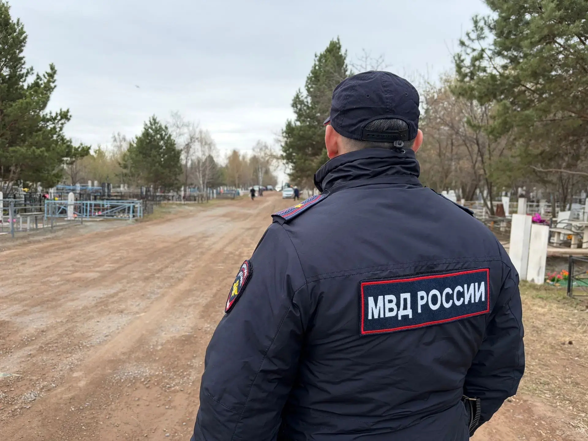 Полицейские Челябинской области обеспечили безопасность южноуральцев в родительский день