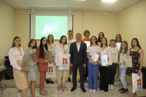 Глава Копейска Андрей Фалейчик наградил волонтеров за помощь в голосовании за объекты благоустройства