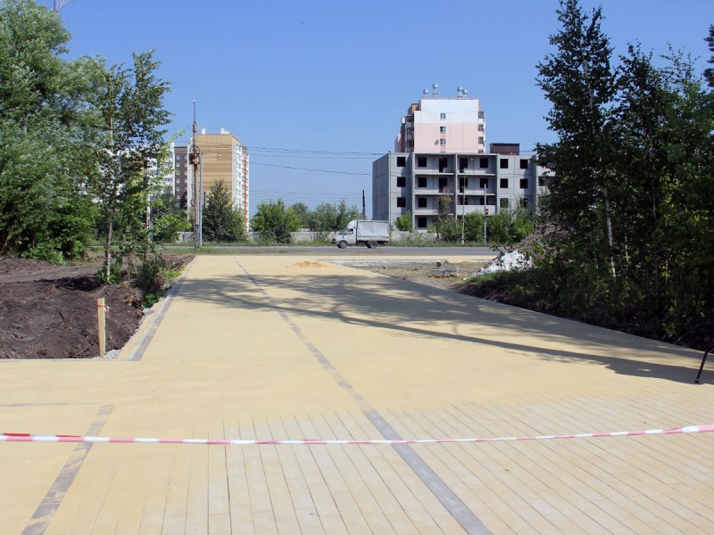 В парке Победы укладывают тротуарную плитку