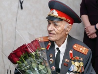 Сотрудники ОМВД по г. Копейску поздравили ветерана с Днем Победы