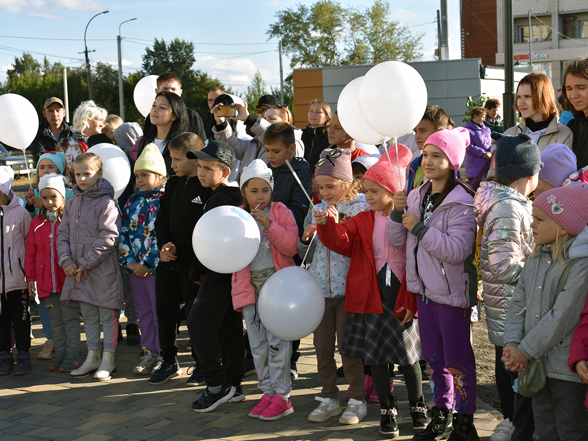 В поселке РМЗ торжественно открыли сквер | 12.09.2022 | Копейск - БезФормата