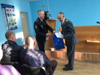 Полицейские Копейска поздравили ветеранов с наступающим праздником