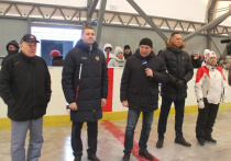 Глава Копейска Андрей Фалейчик открыл новый хоккейный корт на стадионе «Темп»