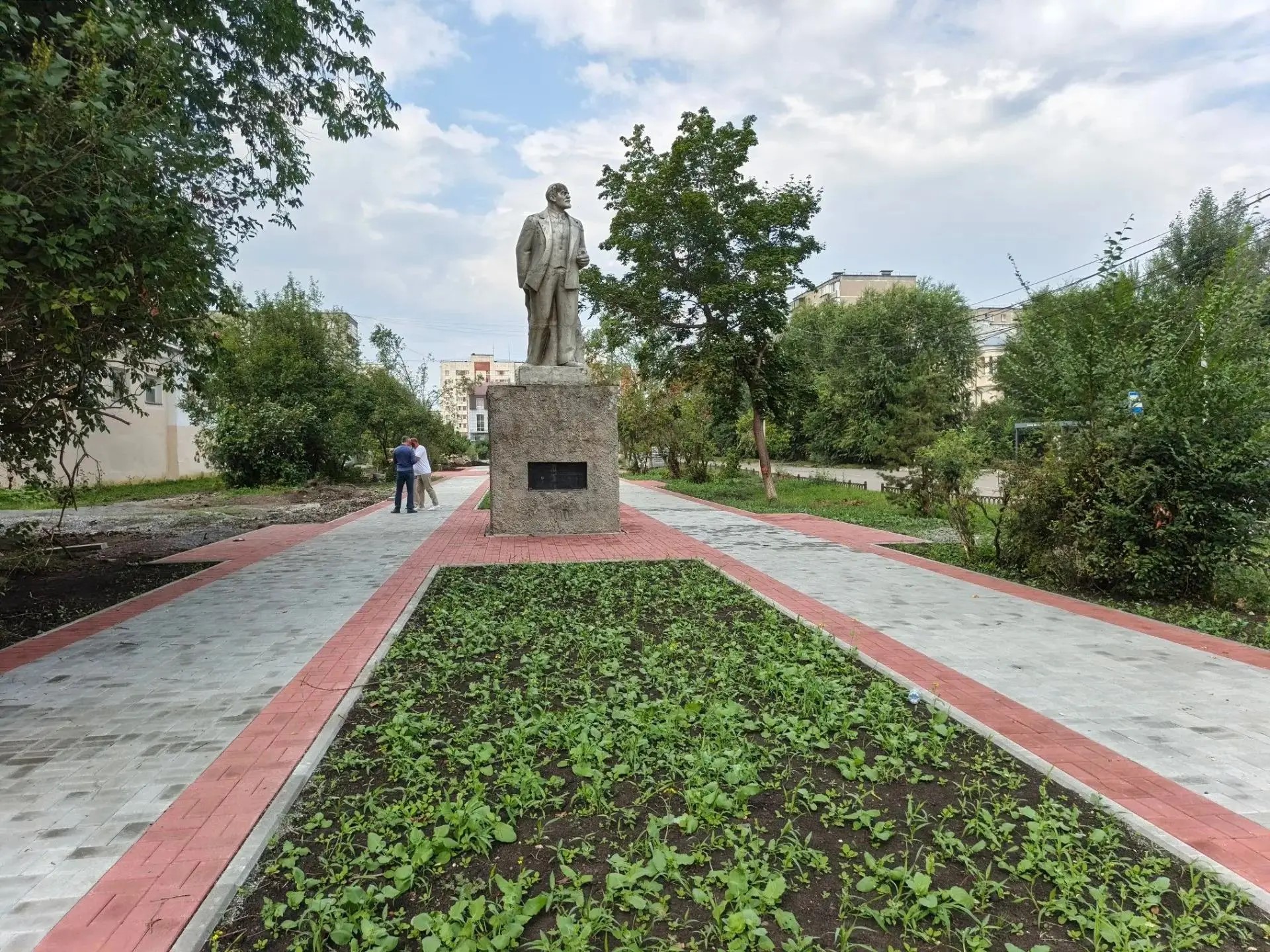 В Копейске завершаются работы по благоустройству скверов и пешеходных зон