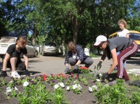 Администрация и копейские предприниматели высадили цветы в честь Дня российского предпринимательства