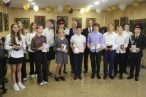 Глава города Андрей Фалейчик вручил паспорта 13 юным копейчанам