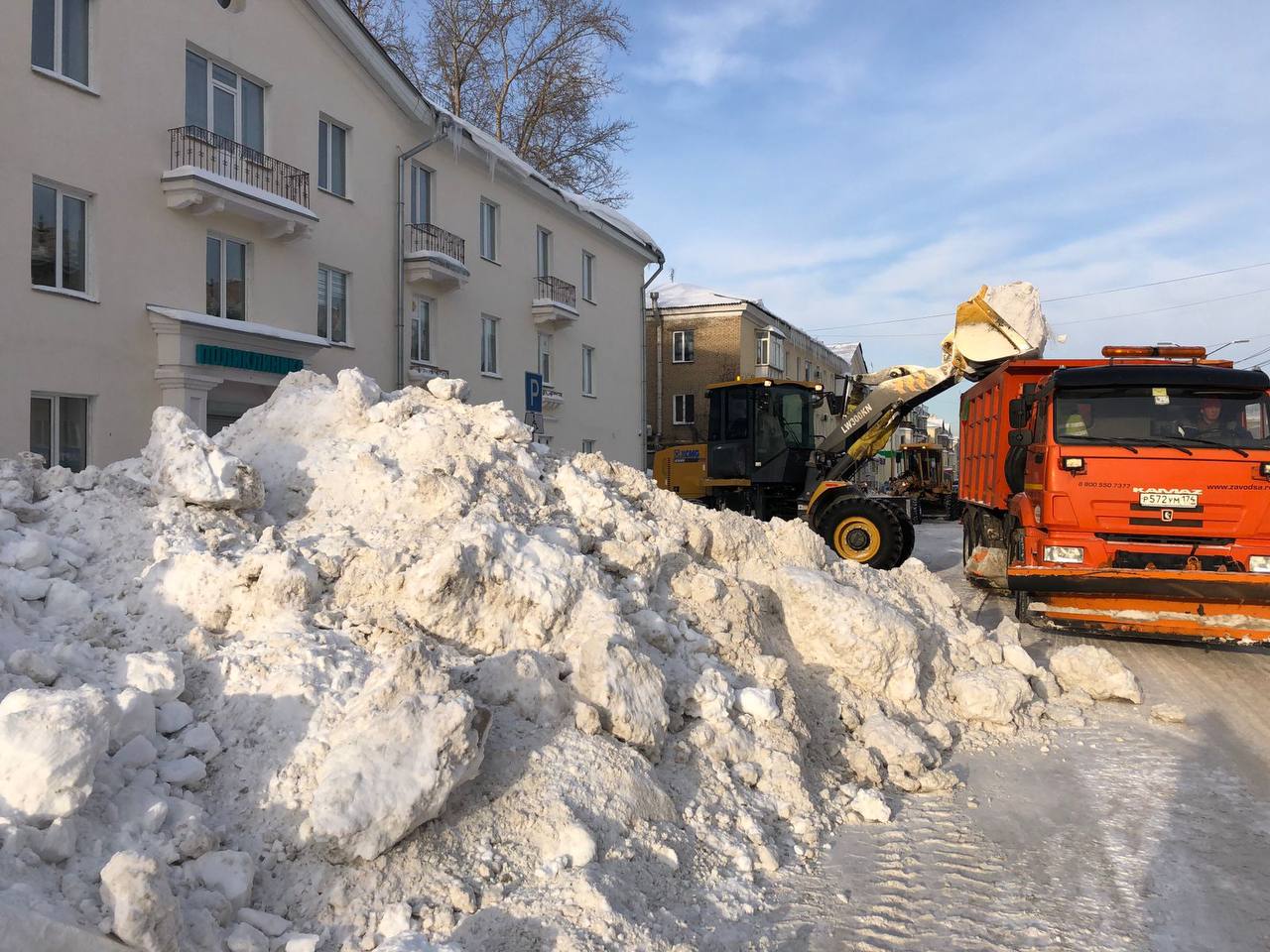 В Копейске продолжается расчистка дорог | 16.01.2024 | Копейск - БезФормата