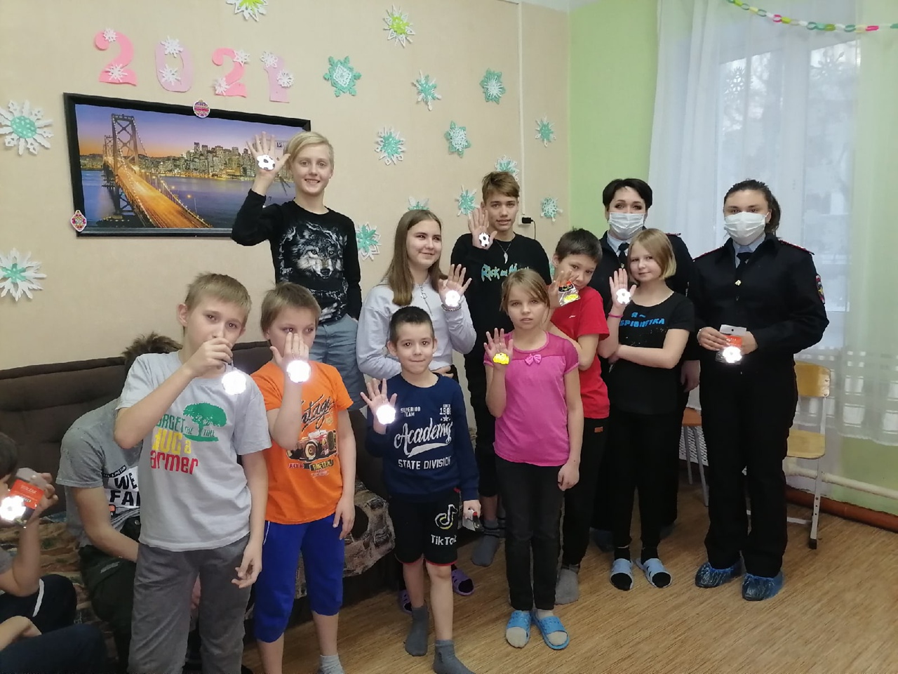 Сотрудники ГИБДД Копейска поздравили ребят из социально-реабилитационного центра С новым годом!