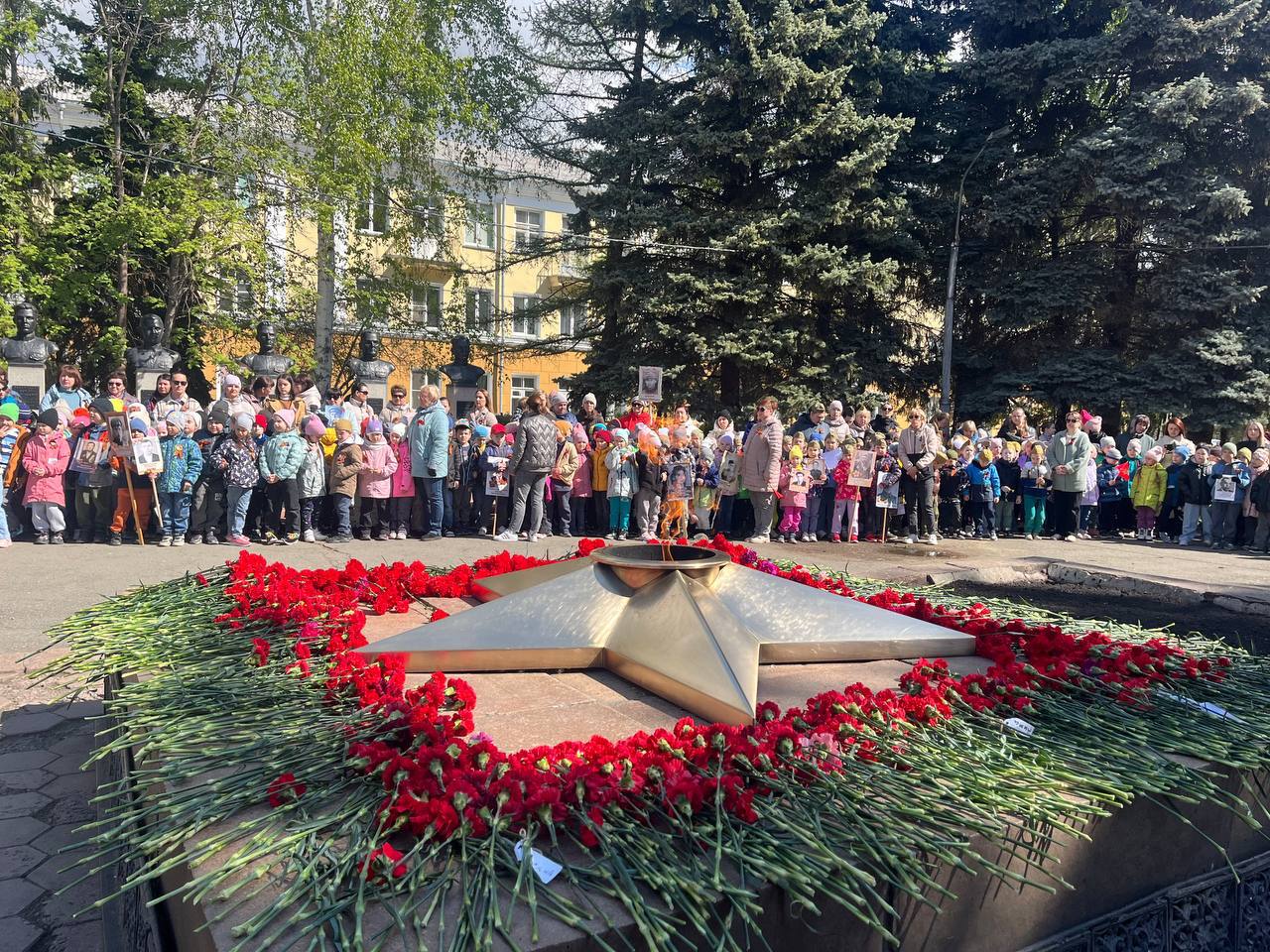 У Вечного Огня прошла акция «Цветы на граните» | 07.05.2024 | Копейск -  БезФормата