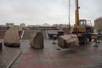 На площади Трудовой Славы началась подготовка к установке новогодних инсталляций