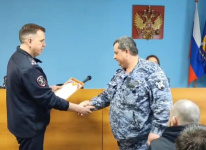 Начальник копейской полиции поблагодарил неравнодушного местного жителя и сотрудников банка за помощь полицейским в предотвращении мошенничества
