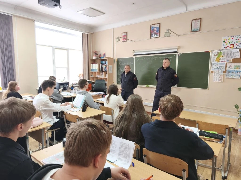 Сотрудники полиции Копейска проводят профориентационные встречи со школьниками