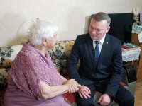 Глава поздравил жительницу Копейска с 90-летием