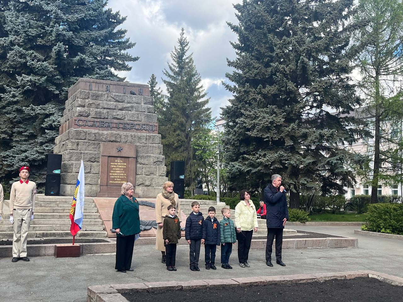 У Вечного Огня прошла акция «Цветы на граните» | 07.05.2024 | Копейск -  БезФормата