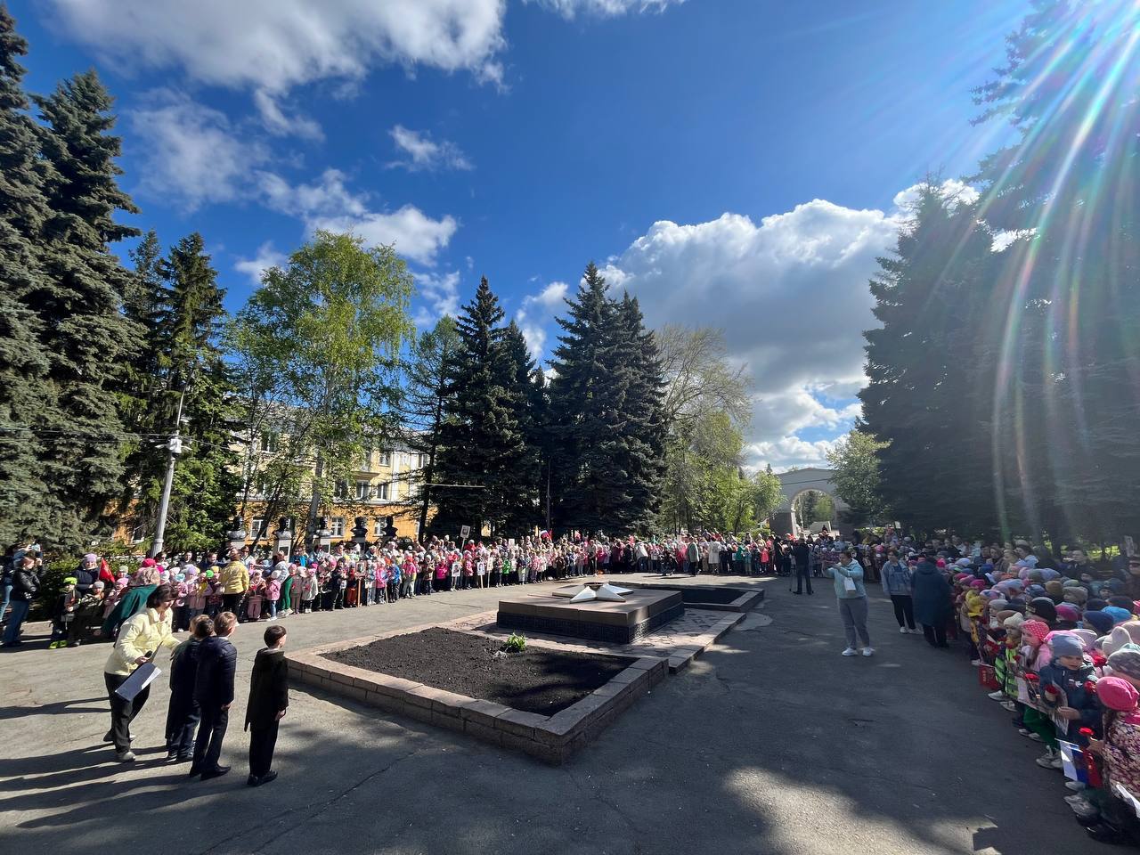 У Вечного Огня прошла акция «Цветы на граните» | 07.05.2024 | Копейск -  БезФормата