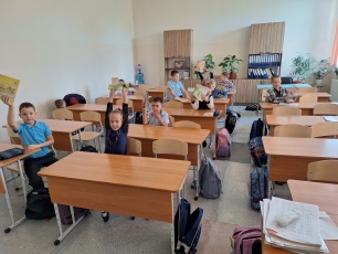 Библиотекарь разговаривала с учениками о добрых помощниках