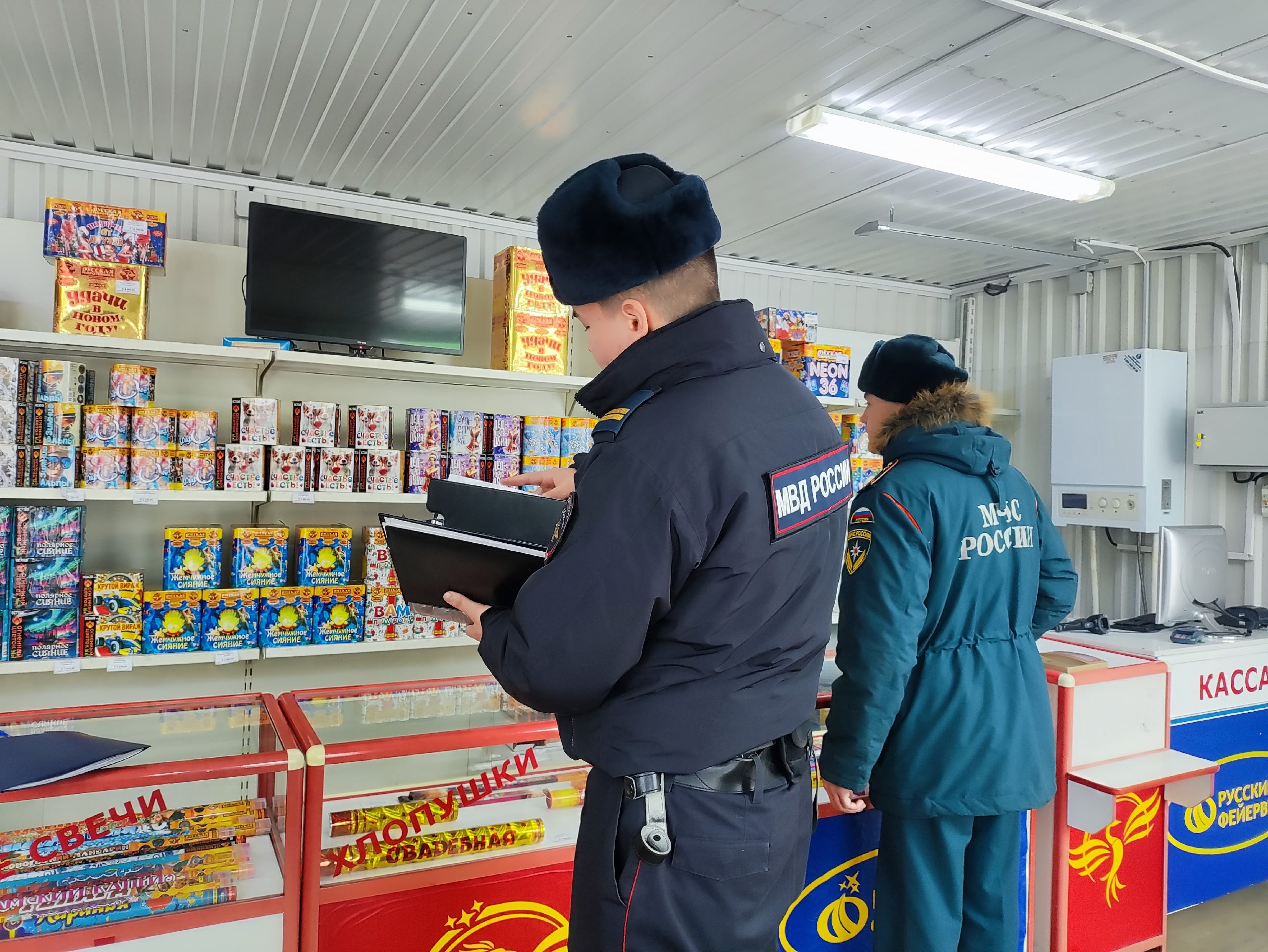 Полицейские Копейска продолжают рейды по точкам продажи пиротехники