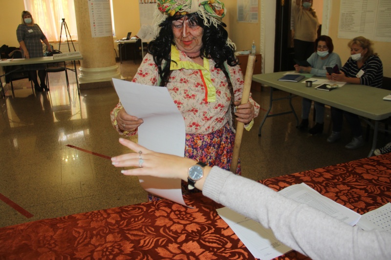 Баба Яга и Шахтер проголосовали в ДК имени Кирова