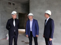 Депутат Госдумы проинспектировал строительство школы и детского сада в Копейске