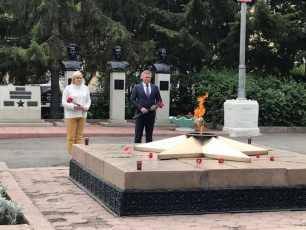 Глава Копейского городского округа Андрей Фалейчик возложил цветы к вечному огню